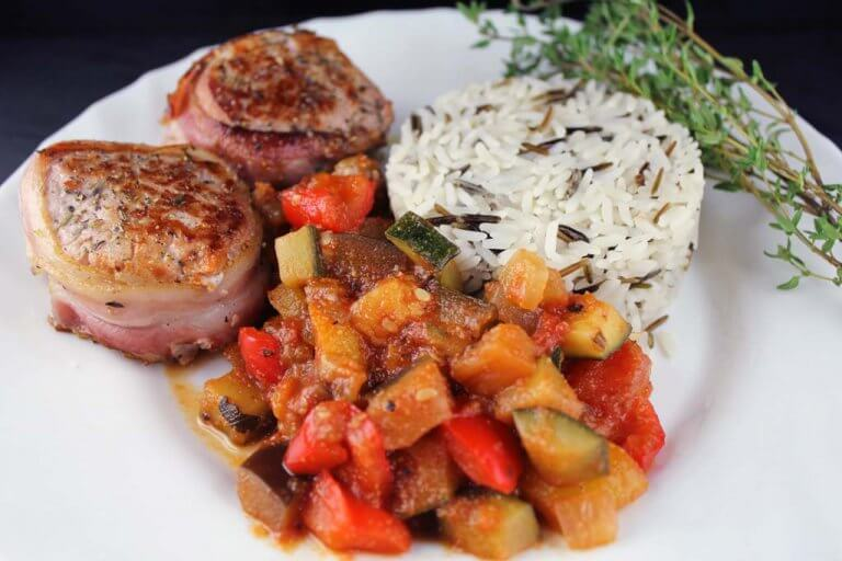 Ratatouille cu orez sălbatic și file de porc învelit în bacon