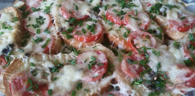 Budincă de pâine prăjită cu roșii și brânză gratinată cu sos de smântână
