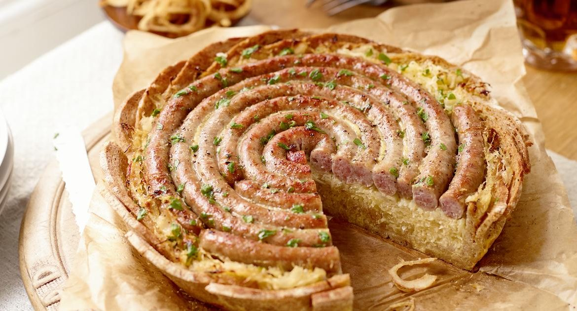 Tort de pâine cu cârnați prăjiți și varză murată