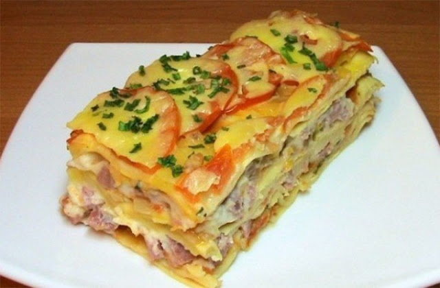 Lasagna cu roșii, brânză și șuncă