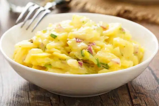 Salata de cartofi a bunicii, o rețetă foarte simplă