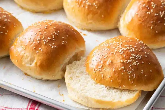 Rețetă pentru chifle pufoase de hamburger făcute în casă