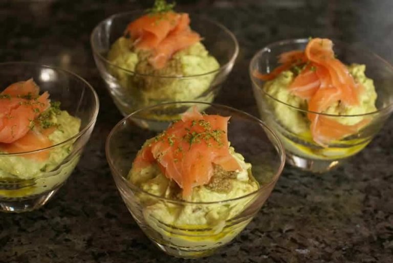 Spumă de avocado și somon afumat de Crăciun
