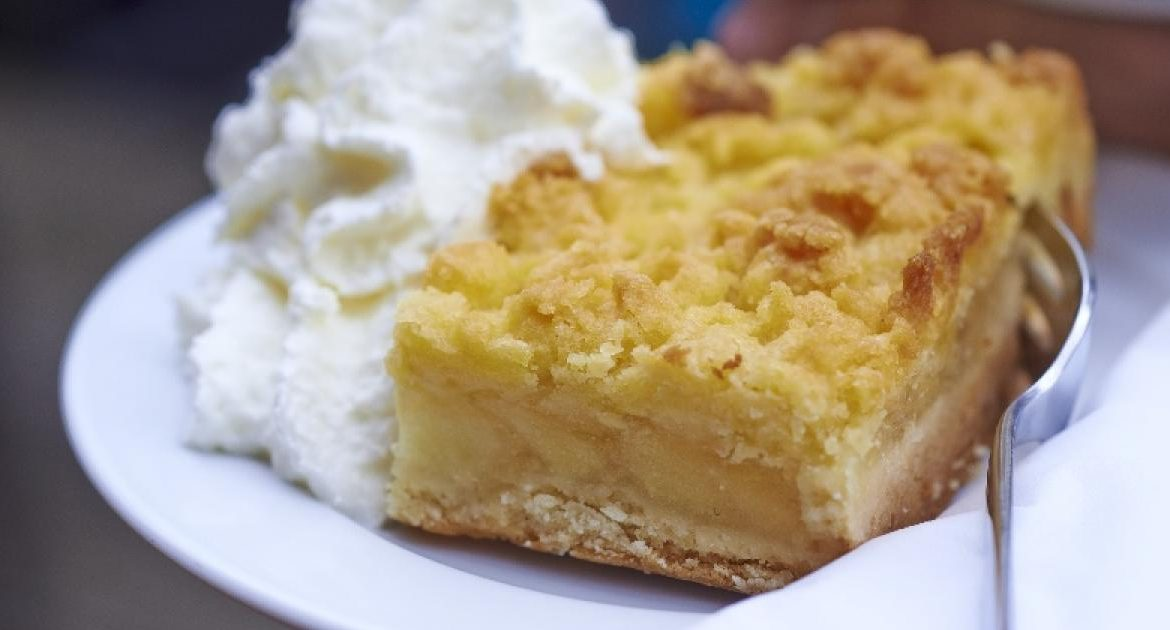 Prăjitură rapidă cu mere și crumble