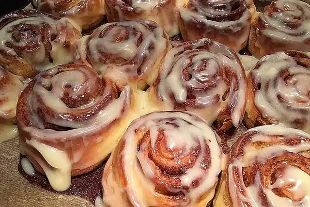 Melcișori americani cu scorțișoară și glazură de cremă de brânză: rețeta Cinnabon