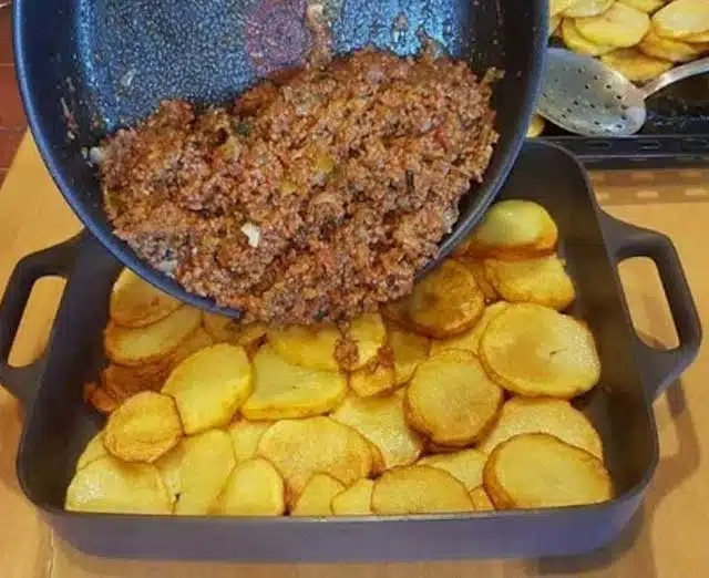 Rețetă de budincă de cartofi cu carne tocată