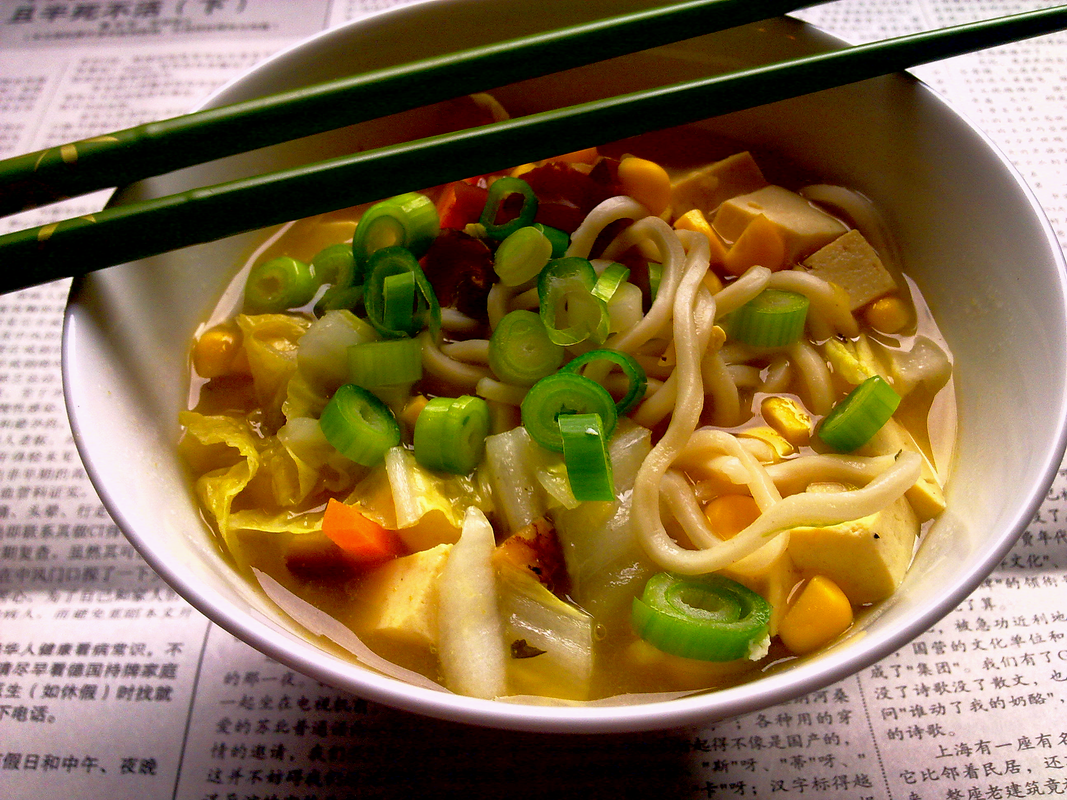 Supă picant-acrișoară de tăiței Peking vegetarieni cu tofu